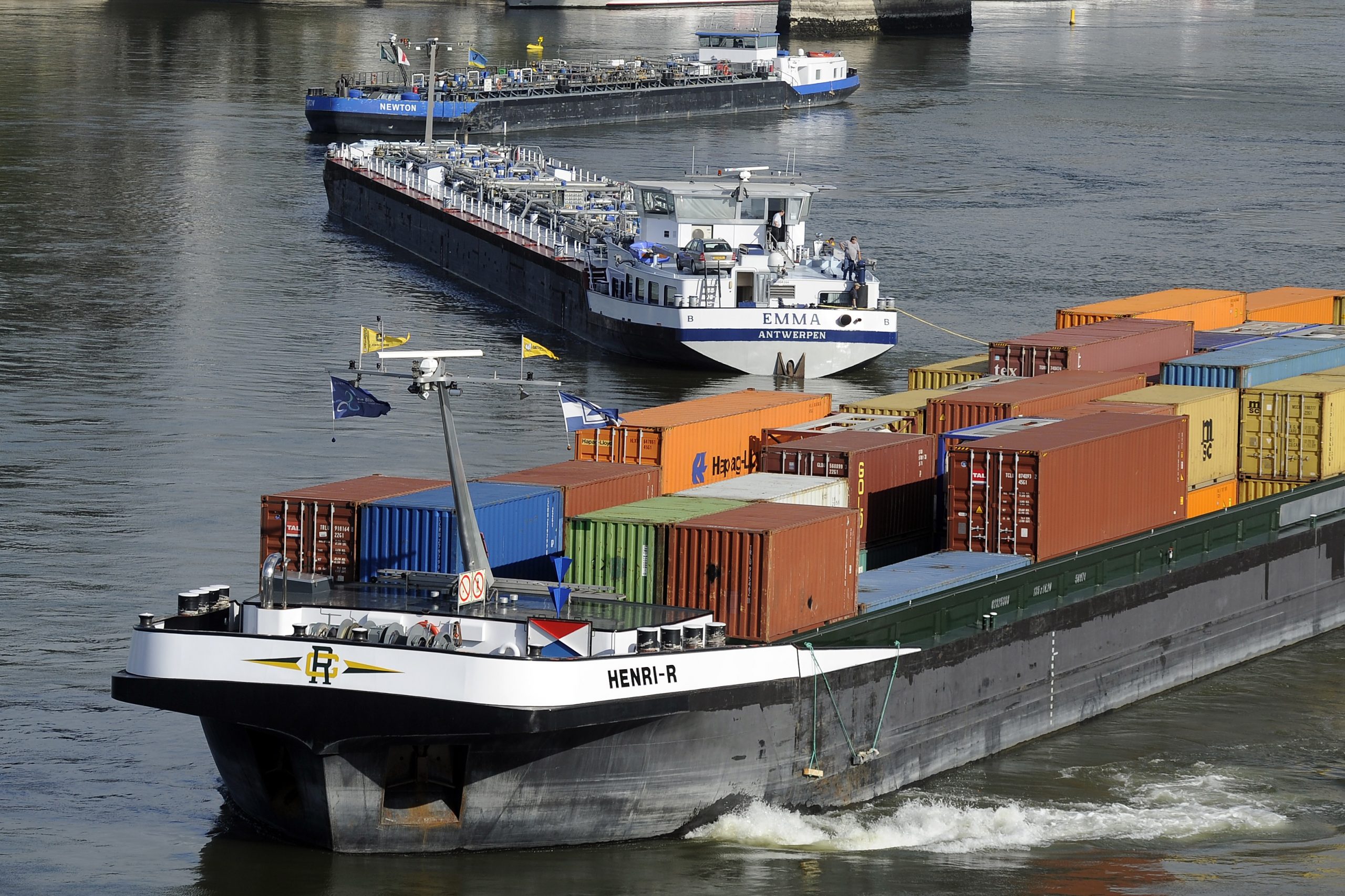 Bên cạnh tàu biển, sà lan cũng là một phương tiện đường thủy được sử dụng rộng rãi để vận chuyển container
